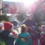 У памятного знака "Ежи" (фото МБОУ ДОД ДЮЦ "Созвездие")