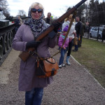 Корреспондент "Лобненского Архивариуса" Светлана Наумова-Чернышова не удержалась от фото с "тёзкой" - самозарядной винтовкой Токарева СВТ-40, прозванной на фронте "светой"