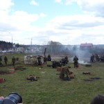 Под конвоем появляются пленные беженцы