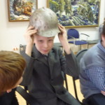 Подержать в руках и примерить настоящую каску времён Великой Отечественной интересно и школьникам...