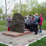 Памятный камень, установленный вблизи противотанкового рва