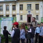 У здания бывшей школы (сейчас - МБОУ ДОД ЦДТ)
