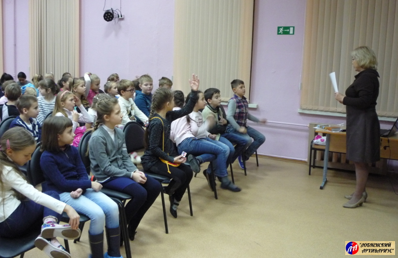 Руководитель экскурсионного бюро "Лобненеского Архивариуса" С.Е.Наумова-Чернышова проводит викторину на знание истории Лобни