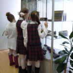 Рассматривая находки поисковиков